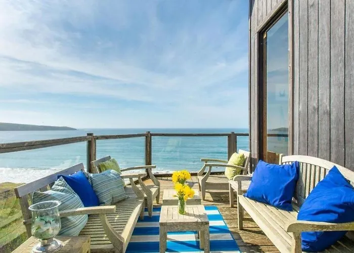 Breaking Waves! On The Bluff! Amazing Views!! Bbq! Fast Wifi! Walk To Beach!!!