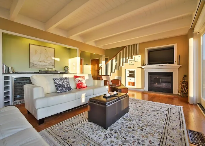 Beach Nest! Hot Tub! Sauna! Bbq Grill! Amazing Views!! Romantic Getaway! Dog Friendly!!