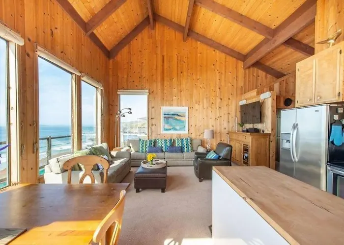 Breaking Waves! On The Bluff! Amazing Views!! Bbq! Fast Wifi! Walk To Beach!!!