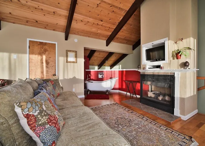 Beach Nest! Hot Tub! Sauna! Bbq Grill! Amazing Views!! Romantic Getaway! Dog Friendly!!