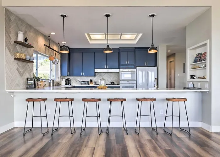 Remodeled Home W/ Spa & Deck: Walk To Dillon Beach